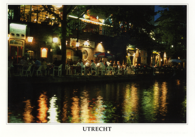 601994 Gezicht op het terras van het Indiaas restaurant Passage to India (Oudegracht aan de Werf 146) op de werf langs ...